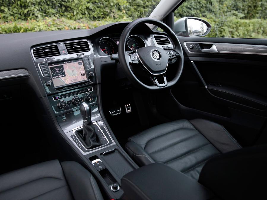 Интерьер Volkswagen Golf Alltrack (Typ 5G) 2015 года  (JP) (фото 5 из 10)